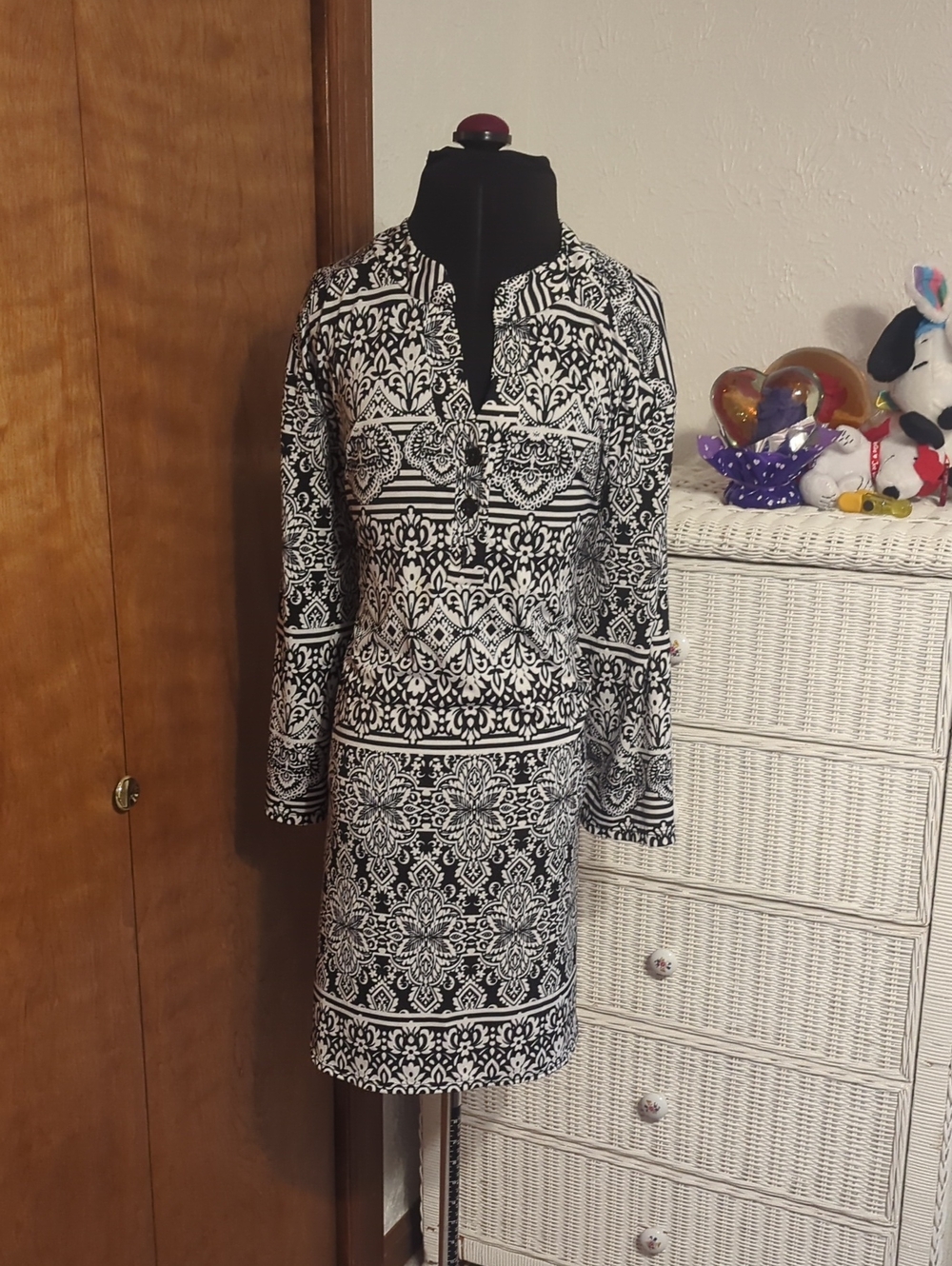 Black & White Long-Sleeve Patterned Shift Dress